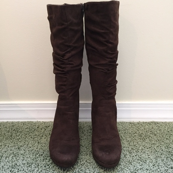 Suede knee length brown boots. - Picture 1 of 5